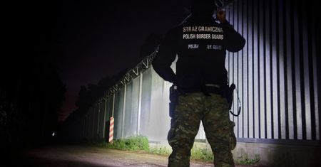 Migranci spadli z płotu i poszli do sądu. Polska straż przegrała