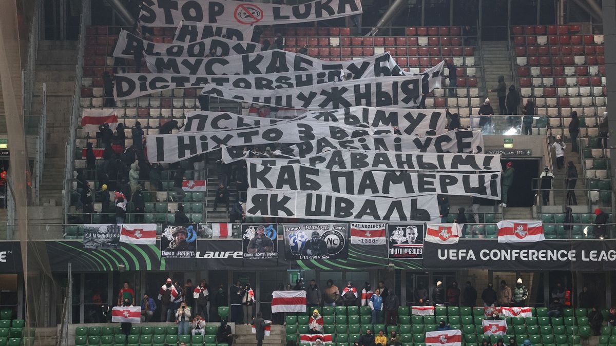 Kibice Dynama z transparentem w Warszawie.