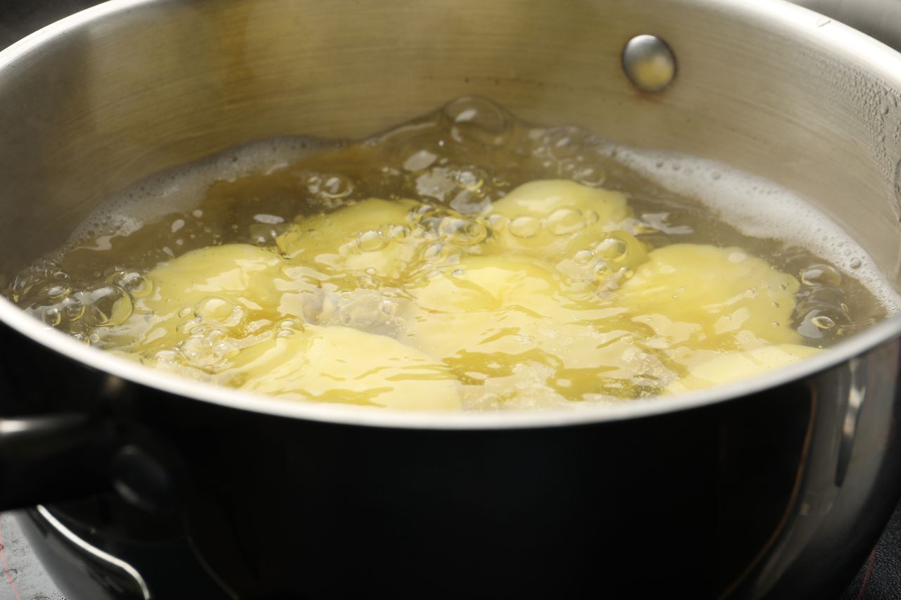 Ziemniaki gotuje w aromatycznym wywarze
