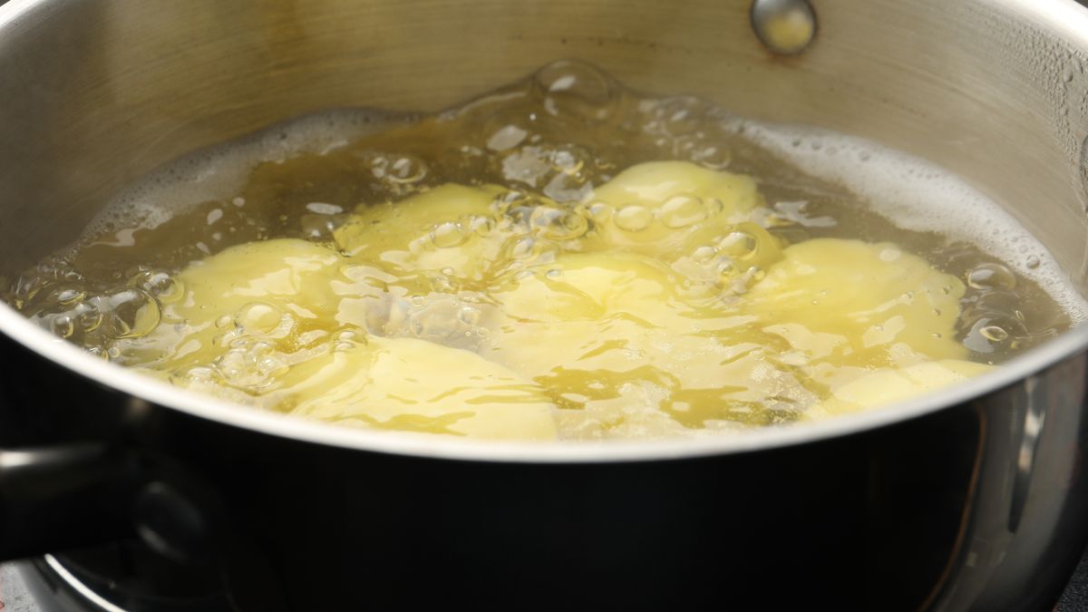 Ziemniaki gotuje w aromatycznym wywarze