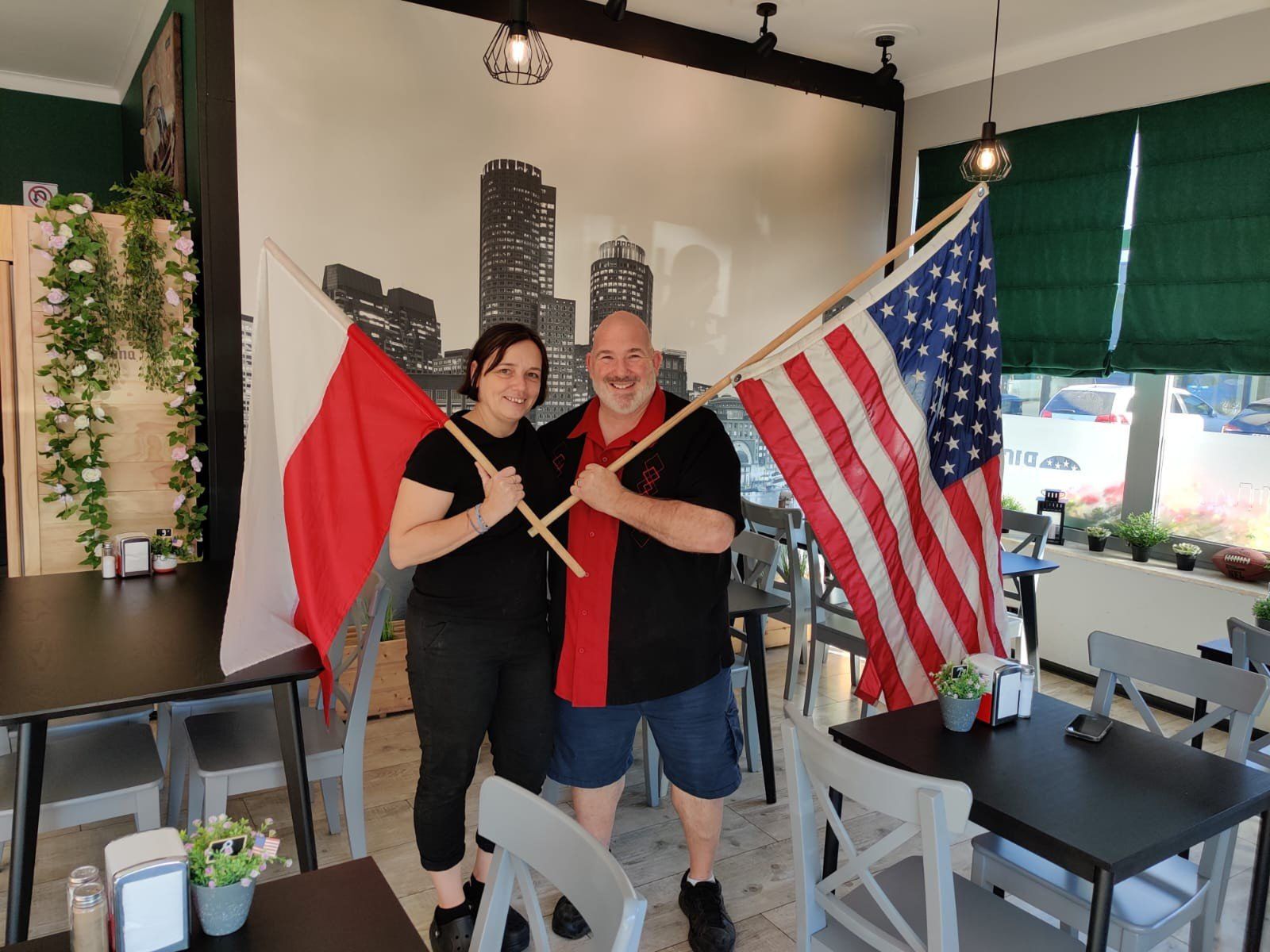 Ta zbiórka na rzecz dzieci z Domu Dziecka &#34;Młody Las&#34; w Toruniu idzie jak burza! Zorganizowali ją kibice piłkarskiej elany Toruń, a wsparło swoimi voucherami wiele znanych firm lokalnych. W ciągu kilku dni uzbierano już blisko13 tysięcy złotych! Akcję wsparła też restauracja Joanny i Ricky&#39;go Sampsonów &#34;Ricky, Ricky z Ameryki&#34; oraz tak znane lokale jak &#34;Chleb i Wino&#34; czy &#34;Manekin&#34; i &#34;Am Am Kebab&#34;.