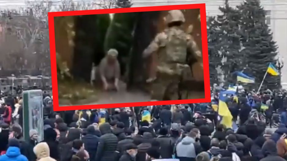 Babcia na kolanach witała w Chersoniu swojego wnuka żołnierza.