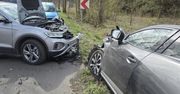 73-latek w volkswagenie nagle zjechał na lewy pas i czołowo zderzył się z mazdą. 3 osoby zabrane do szpitala