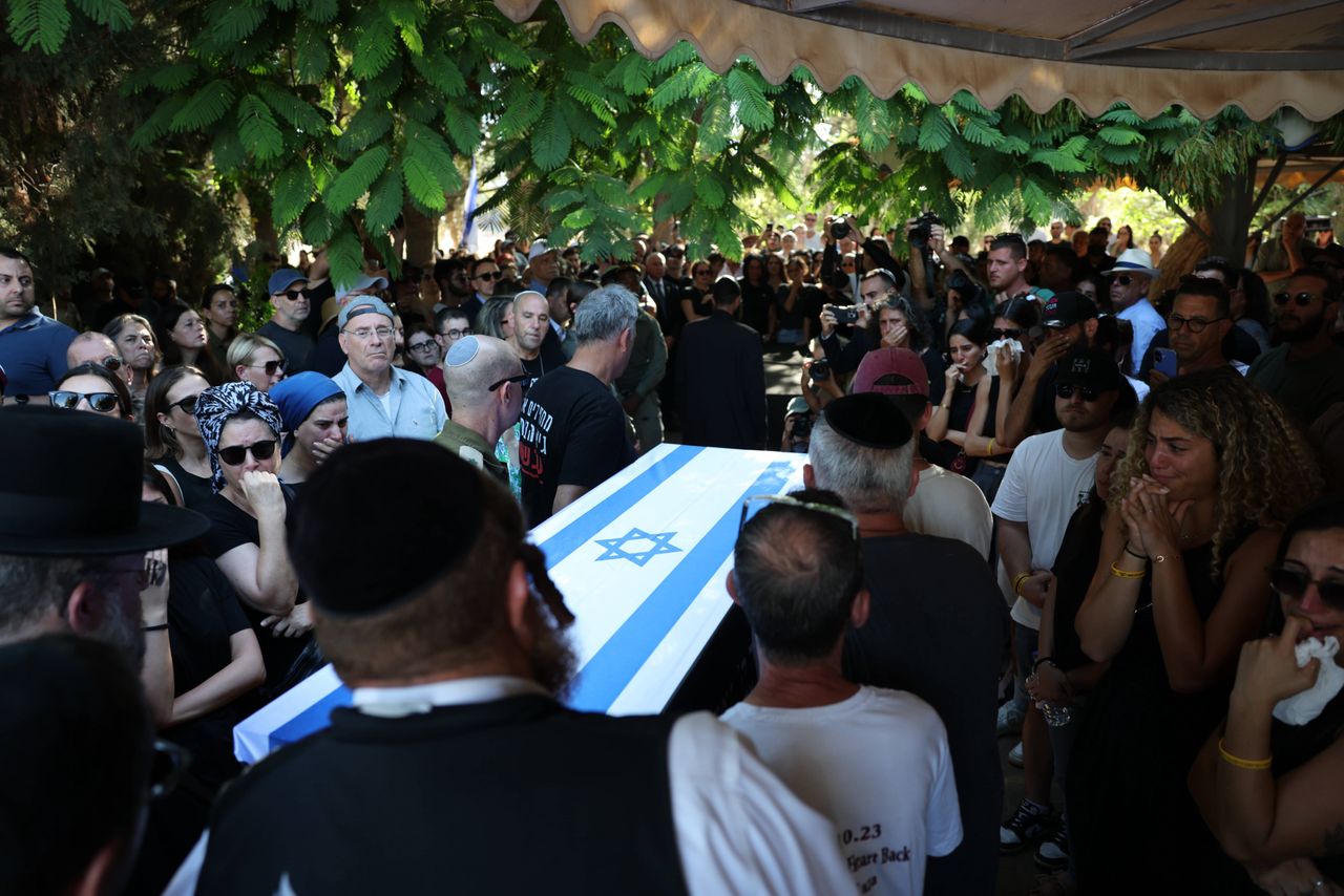 Hamas przekazał trumnę z ciałem kolejnego zakładnika. Co z resztą?