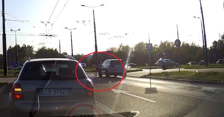 Kierowca nie zauważył biegaczki. Kamerka wszystko uchwyciła