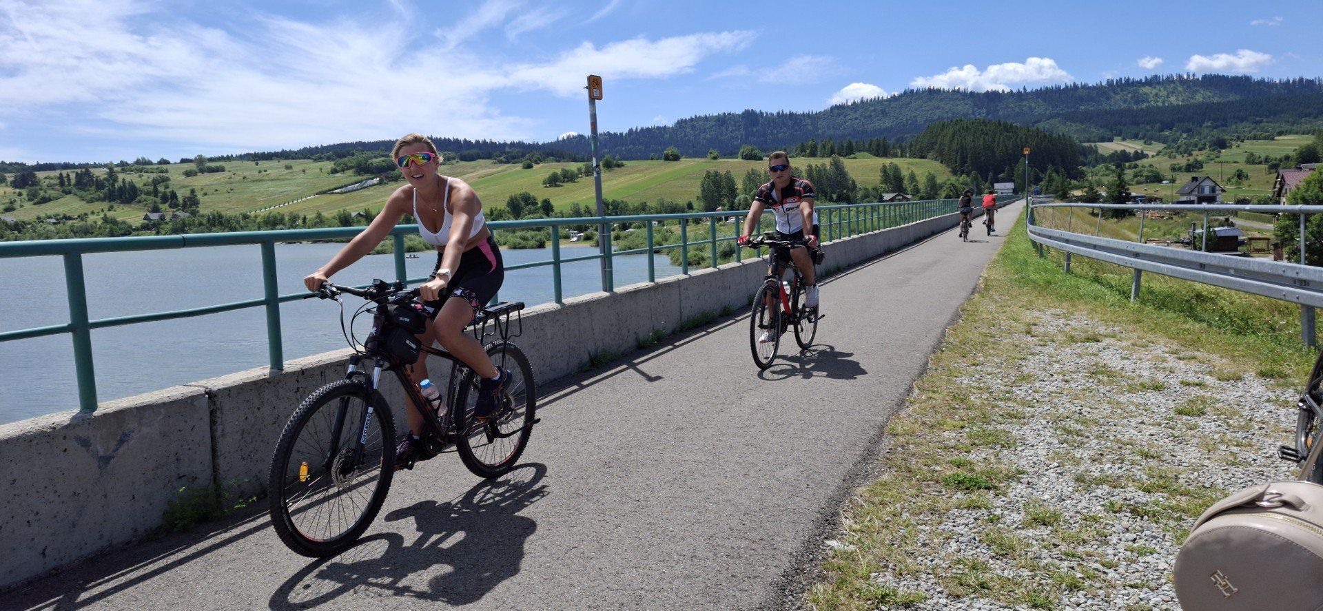 Velo Czorsztyn to malowniczy szlak rowerowy w woj. małopolskim, w Kotlinie Nowotarskiej, poprowadzony przy Jeziorze Czorsztyńskim (zbiornik utworzony w 1994 roku przez zaporę w Niedzicy) . Trasa łączy miejscowości Niedzica i Czorsztyn, biegnąc głównie blisko brzegów jeziora, a w części północnej pokrywa się z Velo Dunajec.
