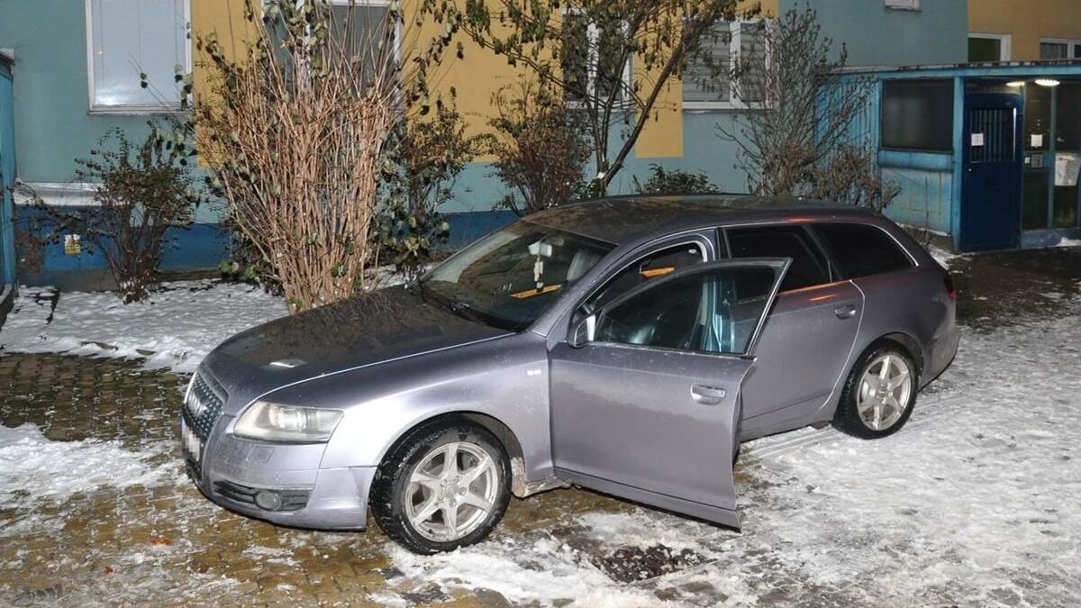 Nastolatkowie uciekali przed policją skradzionym audi