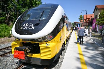 "Polskie Hawaje" na wyciągnięcie ręki. Nad Jezioro Kunickie koło Legnicy dojedziemy z Wrocławia pociągiem