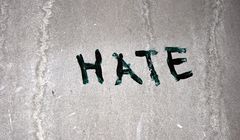 Hejt leje się na dziennikarzy: Chajzer ma "wielką głowę z twarzą dziecka", Rożek "uciekł ze szpitala psychiatrycznego", a Bosacka "się sprzedała"