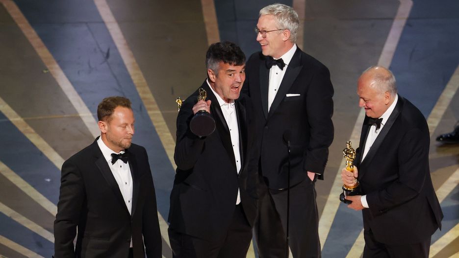 Laureat Oscara Eric Saindon (drugi po lewej) trafił do szpitala, zanim skończyła się gala
