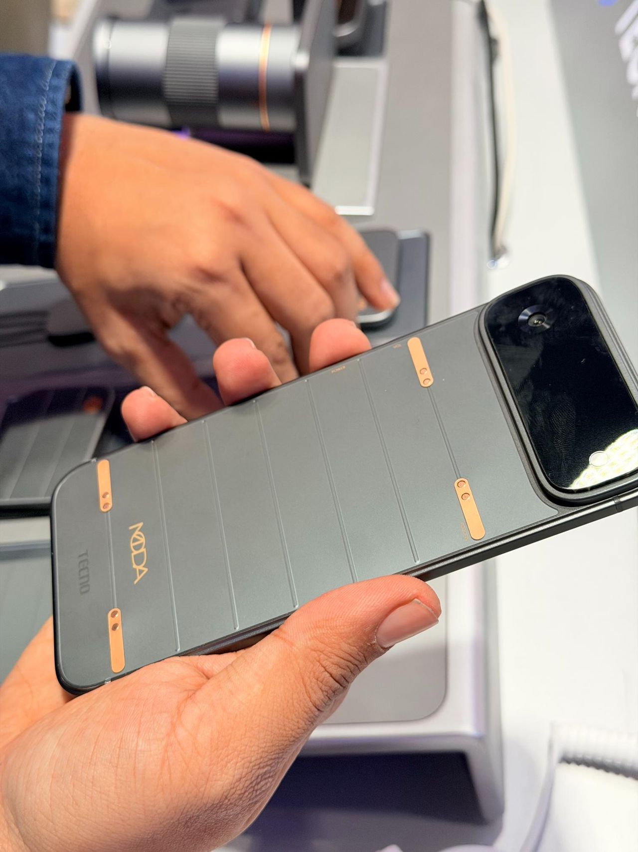 Bazą połączenia jest smukły smartfon