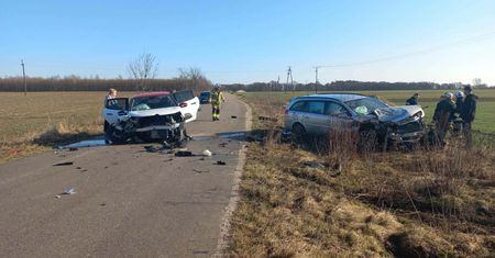 Zderzenie czołowe w Smolinie – dwie osoby ranne. Policja wyjaśnia przyczyny wypadku!