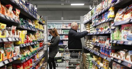 Sklepy mają dość. Tak zakupy robią seniorzy. "To się musi zmienić"