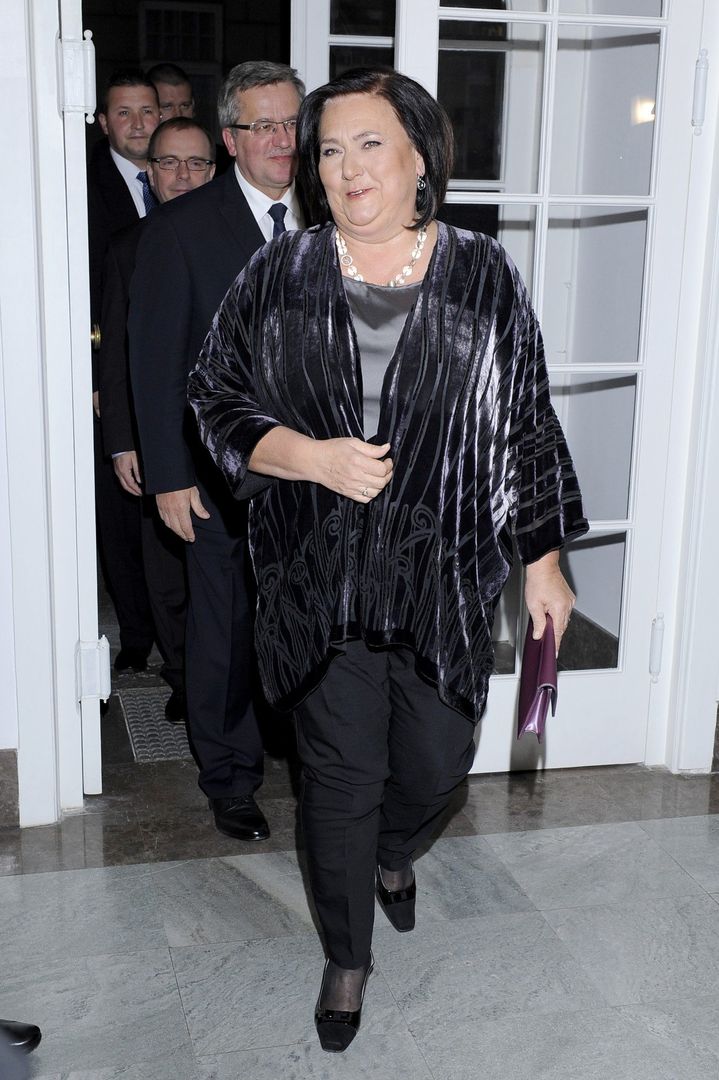 Anna Komorowska ukończyła VI LO im. Tadeusza Reytana w Warszawie, a następnie filologię klasyczną na Uniwersytecie Warszawskim. Przez lata pracowała jako nauczycielka łaciny w renomowanych warszawskich liceach. W czasach PRL wspierała działalność opozycyjną swojego męża, Bronisława Komorowskiego, działacza demokratycznego. Po 1989 roku poświęciła się wychowaniu pięciorga dzieci oraz prowadzeniu domu. Dopiero objęcie przez jej męża urzędu prezydenta RP w 2010 roku wyniosło ją do roli publicznej, w której mimo braku wcześniejszego obycia z polityką odnalazła się z godnością i klasą. 