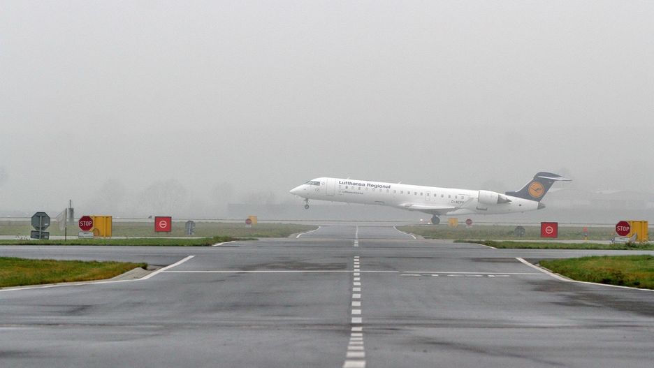 W grudniu 2025 latanie do i z Krakowa przypomina ruletkę.