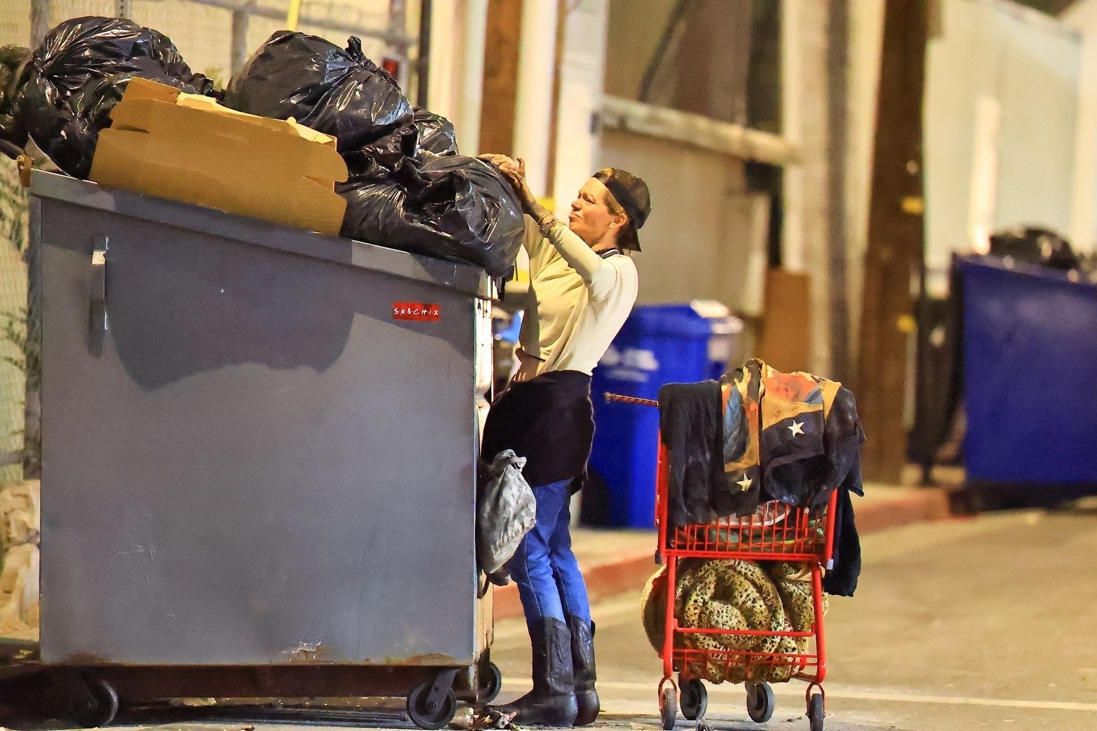 Loni Willison przeszukuje kubły na śmieci