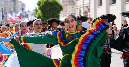 Kolorowa, pełna radości i tańca parada przeszła przez centrum Lublina. Ruszyły 38. Międzynarodowe Spotkania Folklorystyczne
