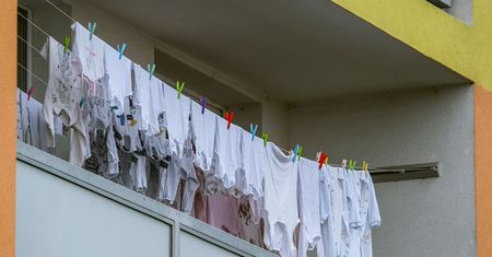 Mandat za pranie na balkonie? Przeczytaj, zanim je rozwiesisz