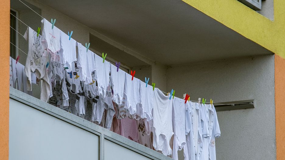 Rozwieszone pranie na balkonie