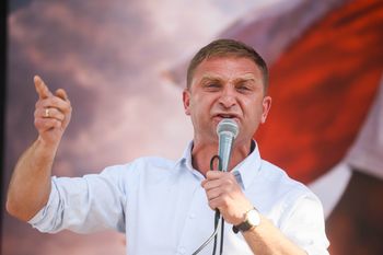 Długi, komornicy i brak majątku. Problemy Bąkiewicza