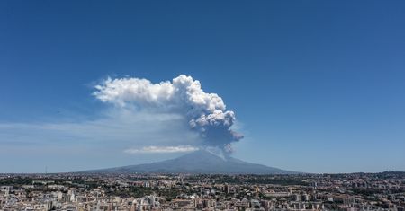 Wybuch Etny, fale radiowe i teorie spiskowe. Demagog wyjaśnia
