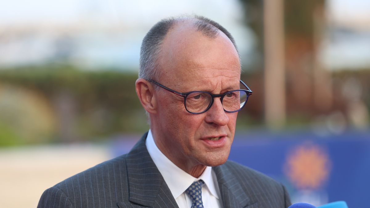 epa12909737 German Chancellor Friedrich Merz speaks to the media upon arrival for an informal meeting of EU Heads of State or Government in Agia Napa, Cyprus, 23 April 2026. EU leaders are expected to address current geopolitical developments and Europe's response to them.  EPA/GEORGE CHRISTOFOROU 
Dostawca: PAP/EPA.
GEORGE CHRISTOFOROU
Ayia Napa, EU, EU politics, European Summit, European Union
