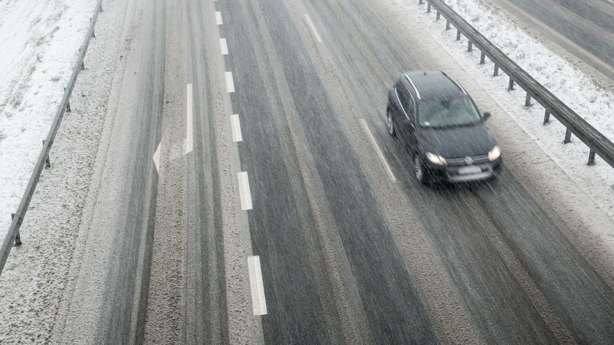 Trudne warunki na drogach i chodnikach
30.12.2025 Nowy Dwor Gdanski trudne warunki na drogach Fot. Wojciech Strozyk/REPORTER
N/z: droga ekspresowa S7
Wojciech Strozyk/REPORTER