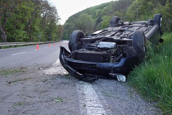 Myślenice: Dachował samochód. Utrudnienia na drodze, ruch odbywa się wahadłowo