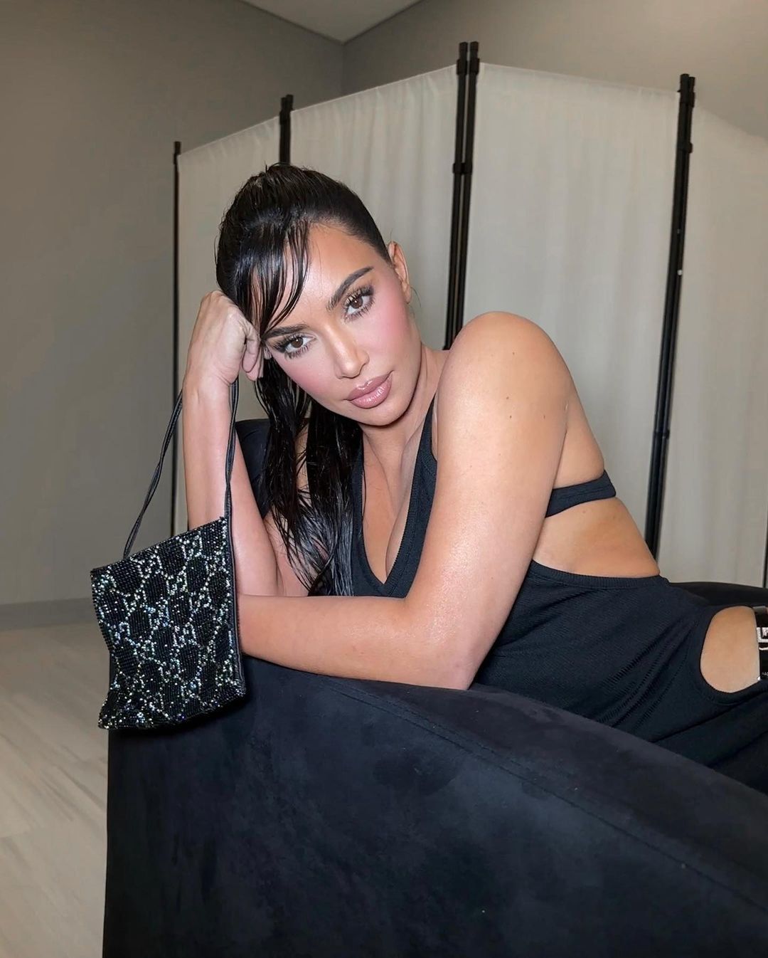 Kim Kardashian w czarnej sukience z wycięciamiInstagram/kimkardashian