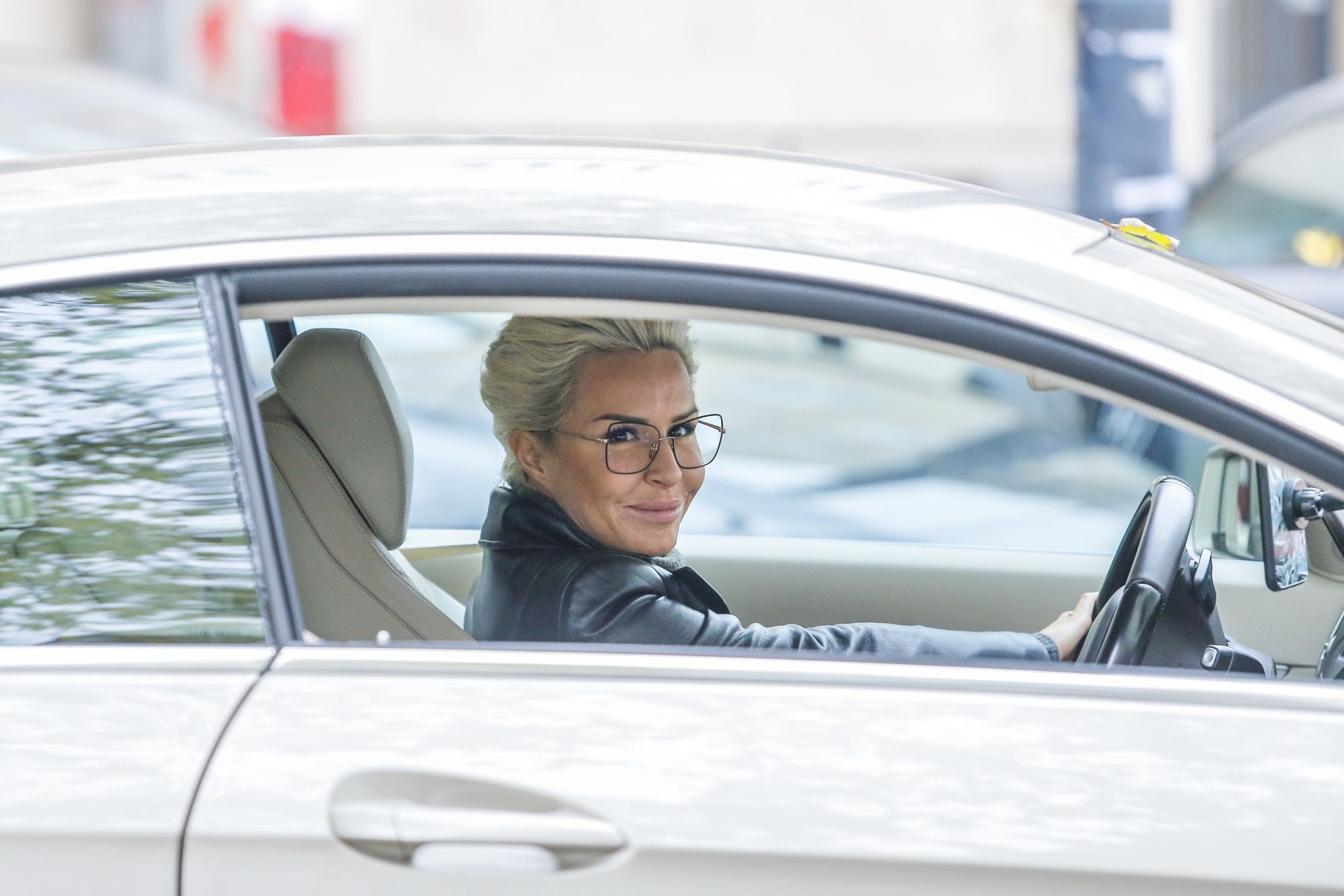 Blanka Lipińska odpowiada fance krytykującej jej look i pokazuje stare zdjęcie: "Dlaczego obwiniasz sukienkę, że ŹLE W NIEJ WYGLĄDASZ?"
