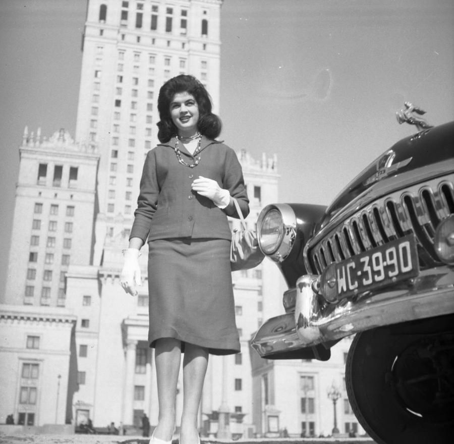 Marzec 1960, Warszawa, Polska Sesja fotograficzna na okładkę tygodnika "Przyjaźń" - modelka na tle Pałacu Kultury i Nauki, z prawej stoi samochód marki "Wołga"