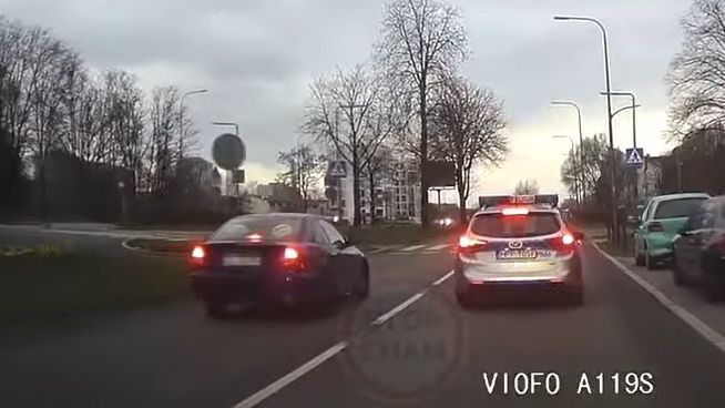 Policyjny radiowóz ma dodatkowo przepalonego "stopa"