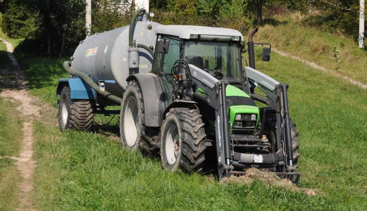 Dramat na polu. Przejechał po nim ciągnik