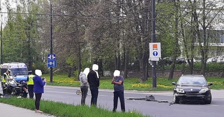 Paraliż na ul. Diamentowej. Wypadek z udziałem motocyklisty i zderzenie dwóch aut. Ulica zablokowana