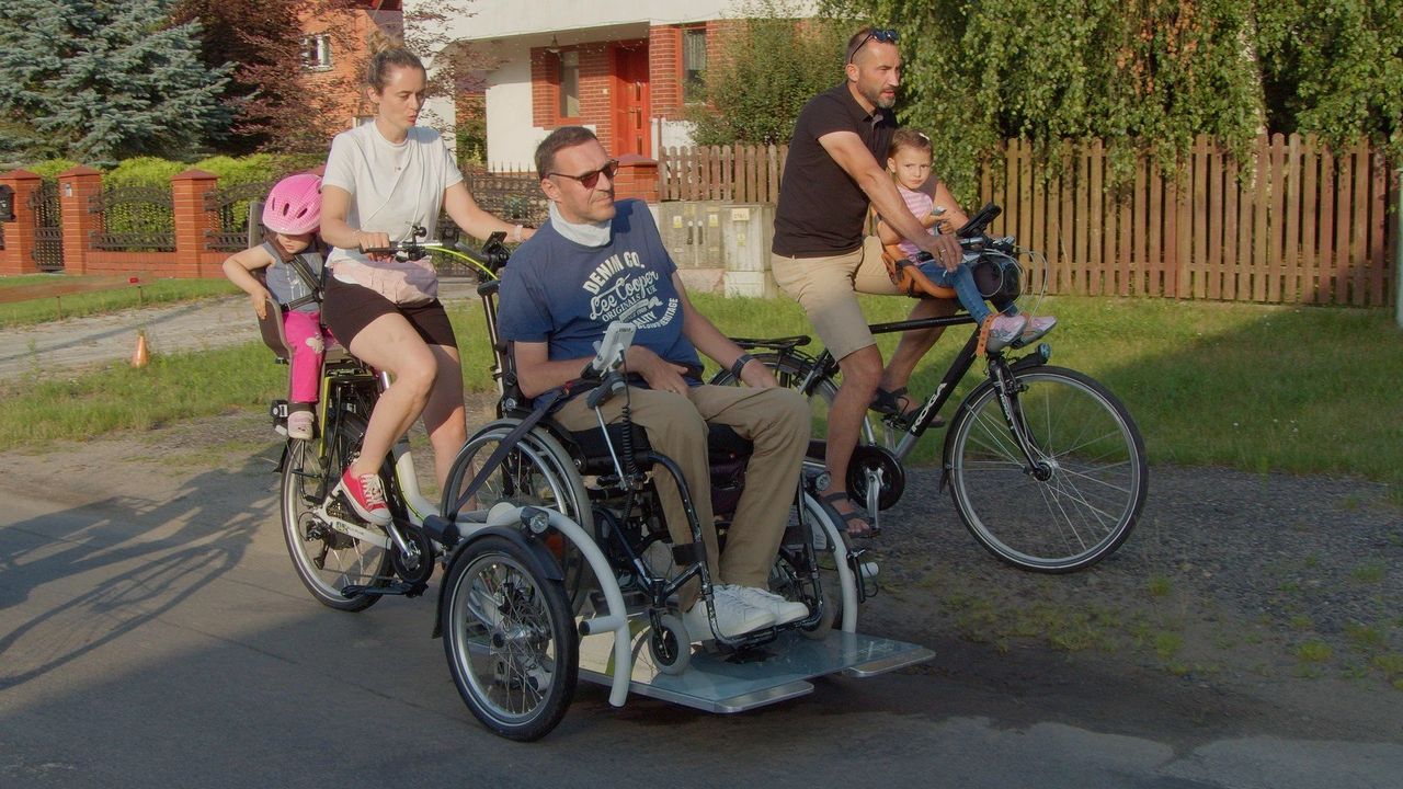 Milicz: Paweł Parus testuje rower specjalny na trasie – nowe możliwości rowerowej turystyki dla osób z niepełnosprawnościami