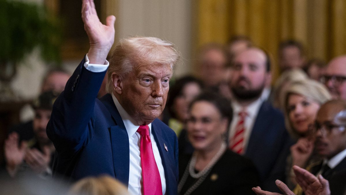 US President Trump signs order to expand coal mining for data centers and fossil fuel revival
epa12019247 US President Donald Trump departs during an executive order signing ceremony in the East Room of the White House in Washington, DC, USA, 08 April 2025. Trump is moving to expand the mining and use of coal inside the US, a bid to power the boom in energy-hungry data centers while seeking to revive a declining US fossil fuel industry.  EPA/Al Drago / POOL 
Dostawca: PAP/EPA.
Al Drago / POOL
USA government, Donald Trump, signing ceremony, White House, USA politics
