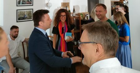 Dworczyk na spotkaniu Trzaskowskiego. Tak go powitali