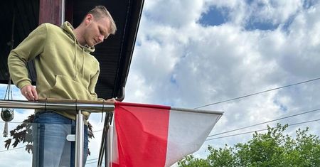 Kempa pokazała, jak syn wywiesza flagę. Wytknęli mu błąd
