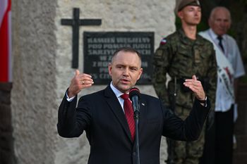 3,20 zł za godzinę. Dlatego Nawrocki pracował na "bramce"
