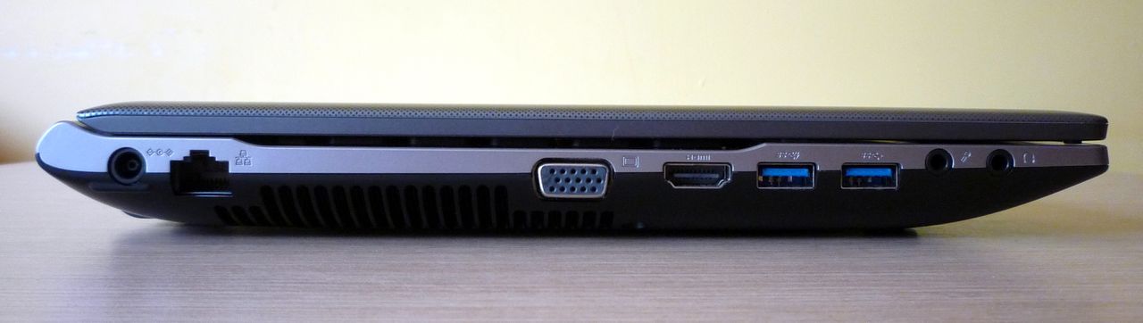 Samsung 550P5C - ścianka lewa (zasilanie, LAN, VGA, HDMI, 2 x USB 3.0, 2 x audio)