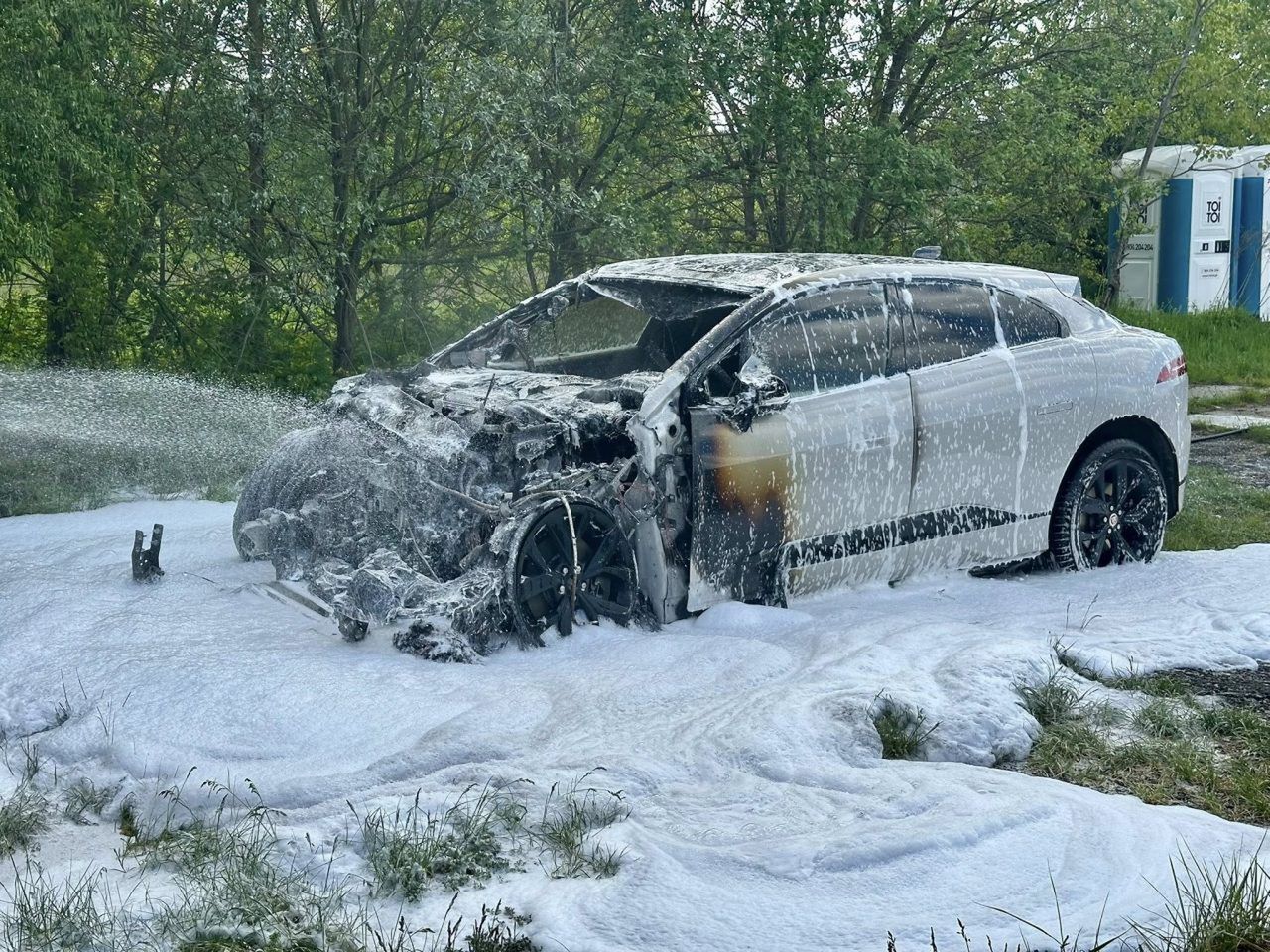 Zwierzyniec: Elektryczny Jaguar stanął w płomieniach. Długa akcja strażaków (zdjęcia)