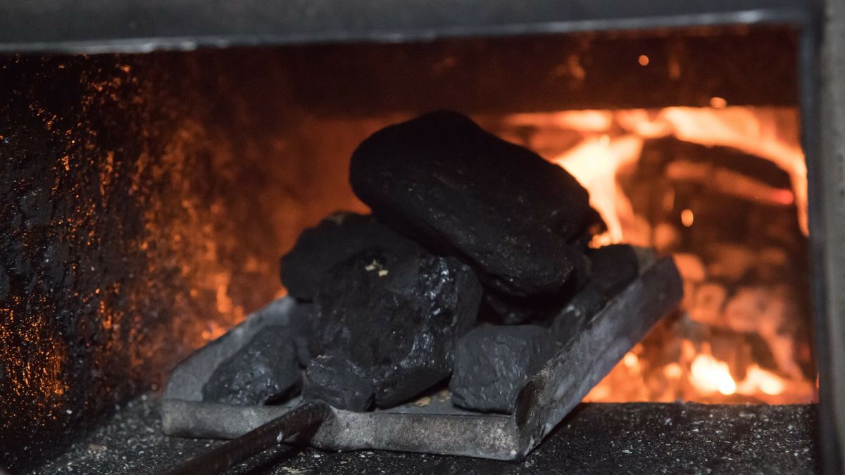 Palenie w?glem w piecu w?glowym w sezonie grzewczym 2022/202307.11.2022 Rumia Domek Piec weglowyFot. Wojciech Strozyk/REPORTERWojciech Strozyk/REPORTER