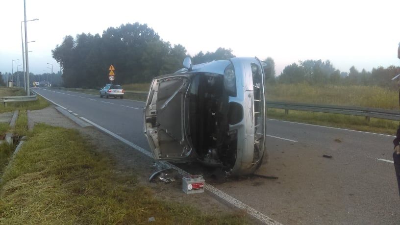 Poranne zderzenie aut na drodze wojewódzkiej nr 747 w Zosinie