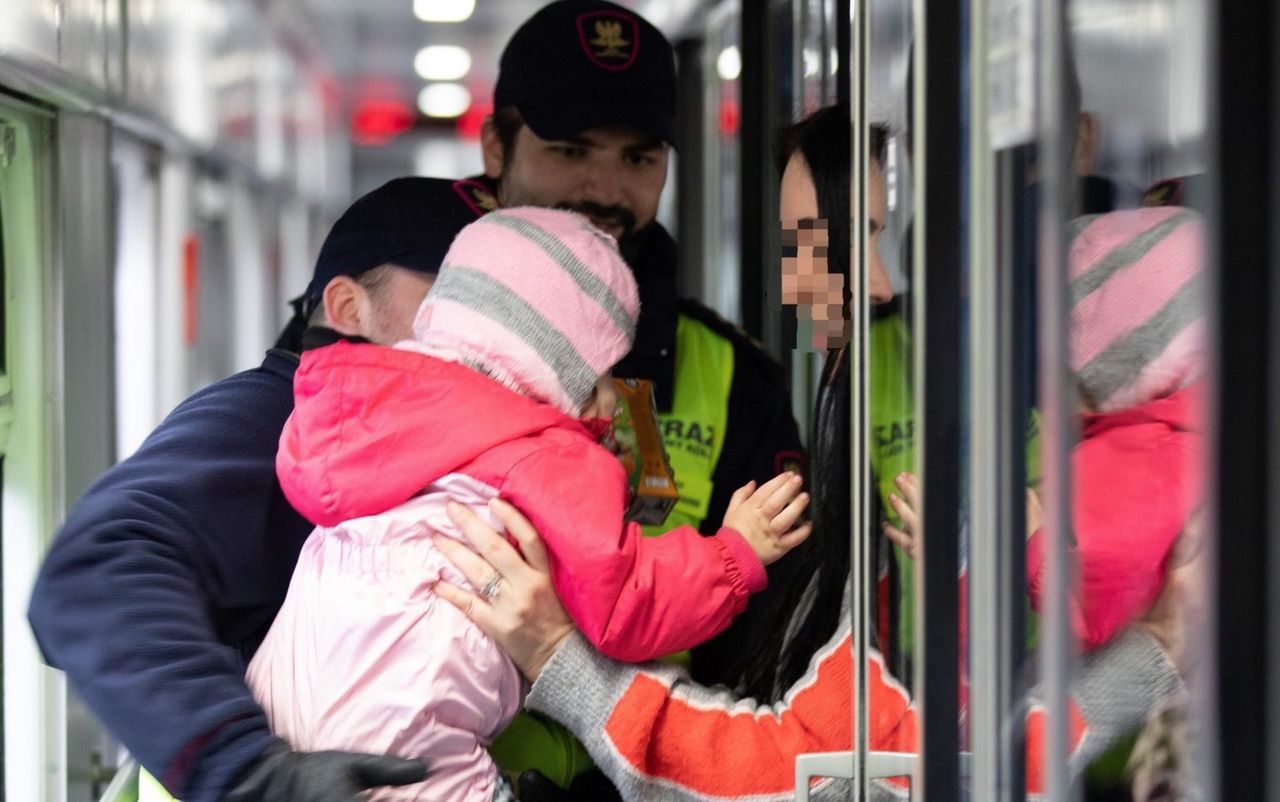 Matka wysiadła z pociągu. 2-letni chłopiec pojechał dalej