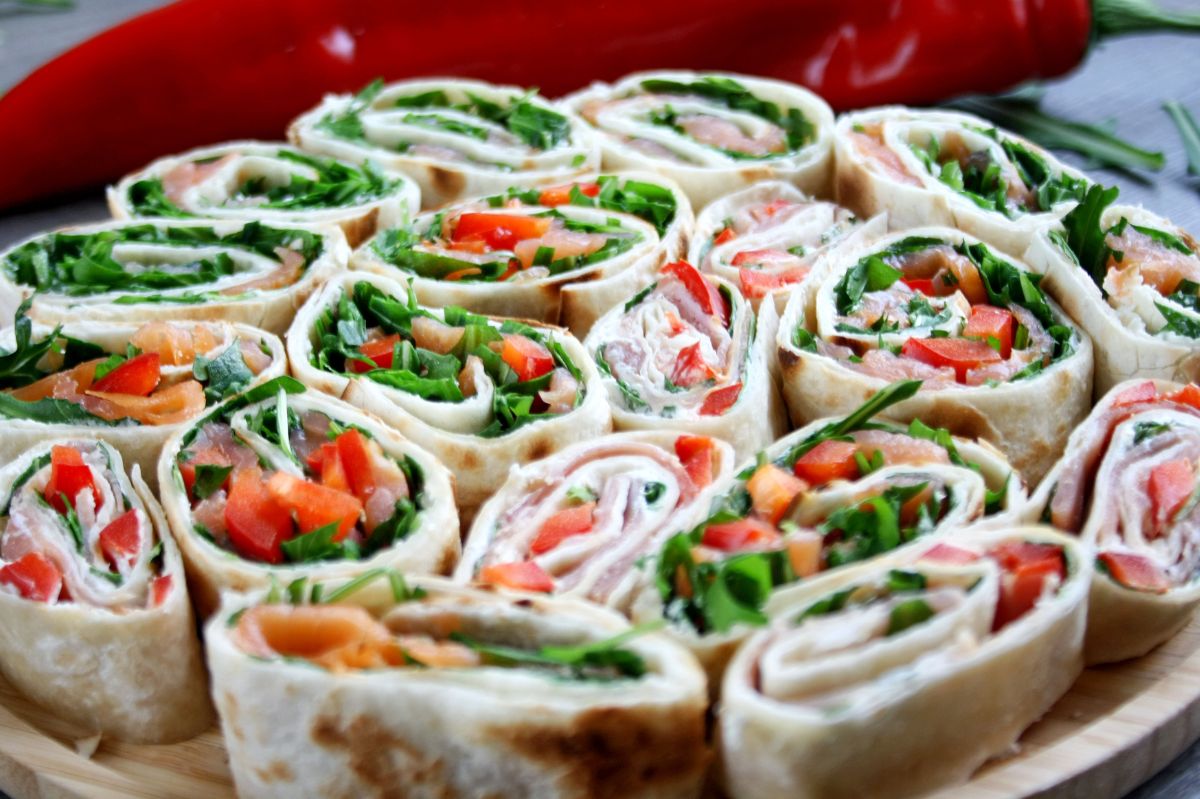 Tortilla rolls with pepper and ham