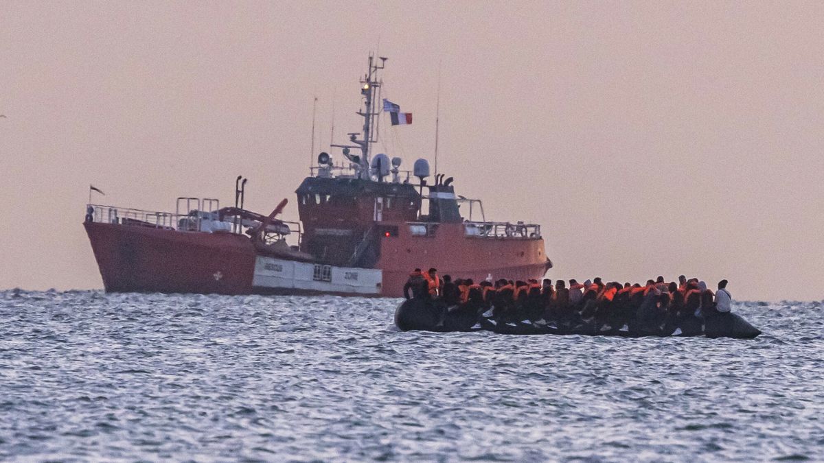 Rekordowa liczba migrantów pokonała nielegalnie kanał La Manche