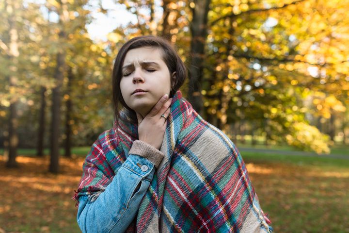 Biały nalot na gardle to objaw infekcji bakteryjnej, wirusowej lub grzybiczej.