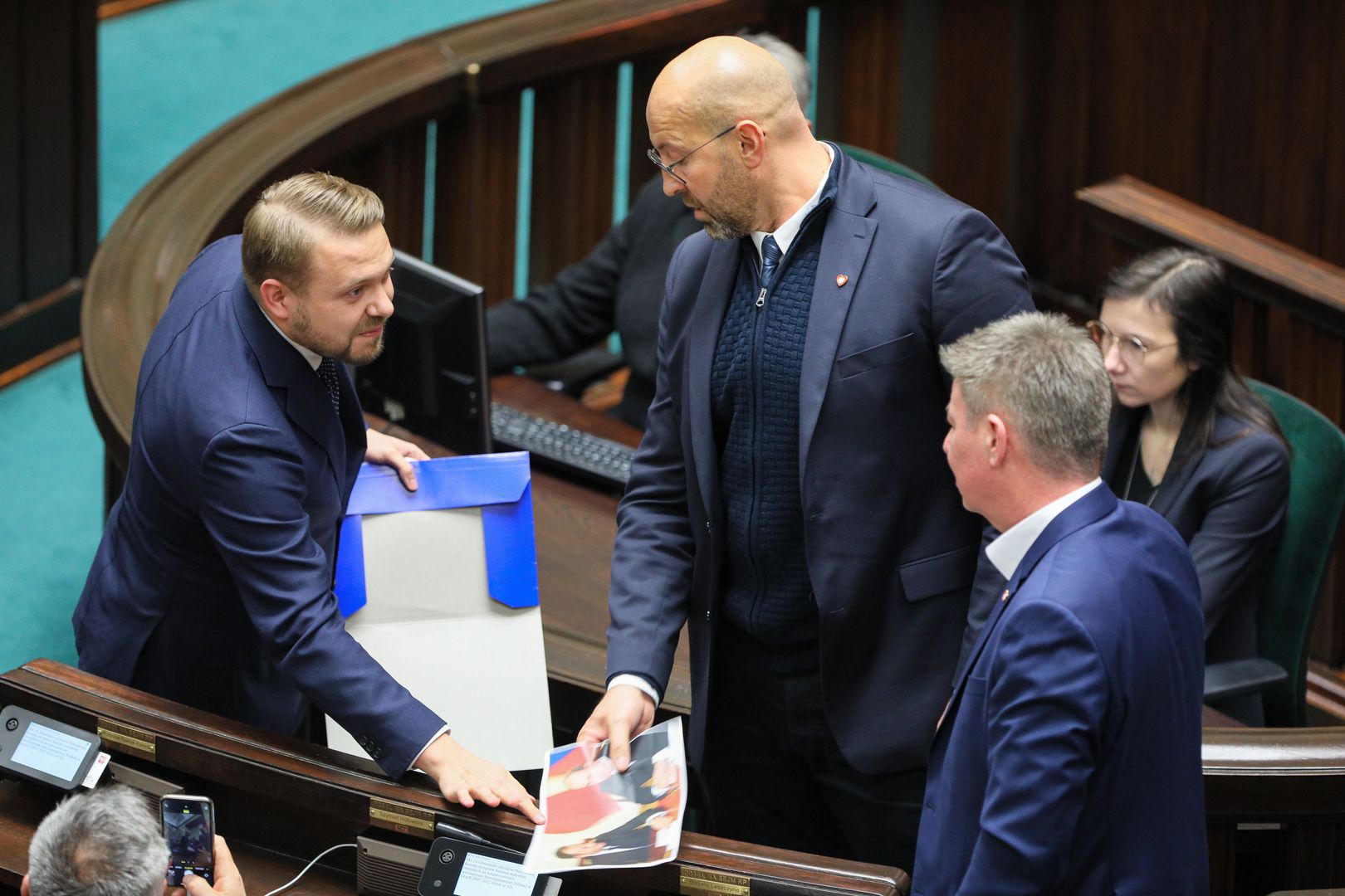 Internauci są bezlitośni. Zadyma na Wiejskiej. "SejMMA"