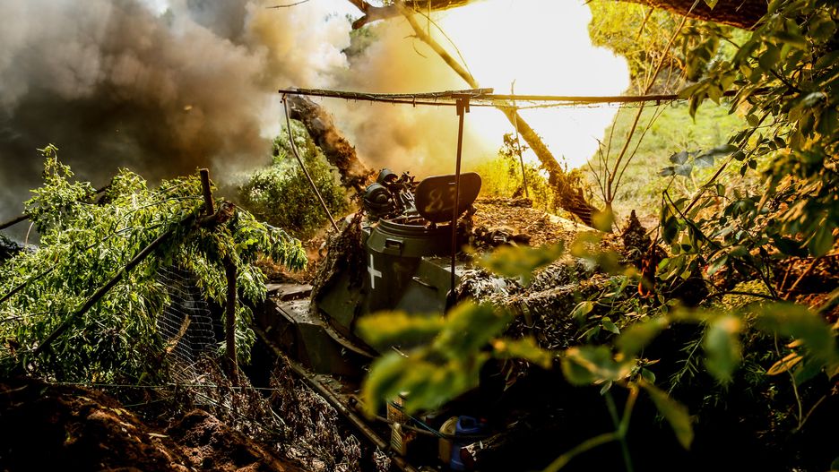 Ukrainian forces and artillery in eastern Ukraine's Donetsk region
epa10737706 Ukrainian servicemen of the 24th Separate Mechanized Brigade named after 'King Danylo' fire a 2S3 Akatsiya self-propelled gun-howitzer at an undisclosed location in the Donetsk region, eastern Ukraine, 10 July 2023, amid the Russian invasion. Russian troops entered Ukraine on 24 February 2022, starting a conflict that has provoked destruction and a humanitarian crisis.  EPA/OLEG PETRASYUK 
Dostawca: PAP/EPA.
OLEG PETRASYUK