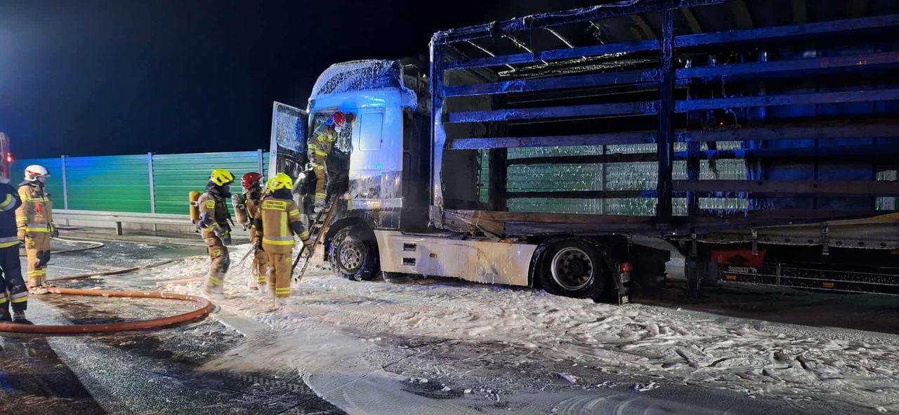 Pożar ciężarówki na trasie S17 w Trojanowie